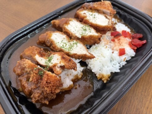 お肉屋さんの大きなチキンカツカレー チキンカツが5切れ