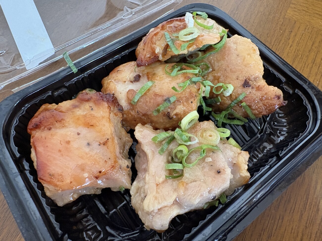 塩だれのおつまみ焼き鳥 ねぎがのった大きめの鶏肉