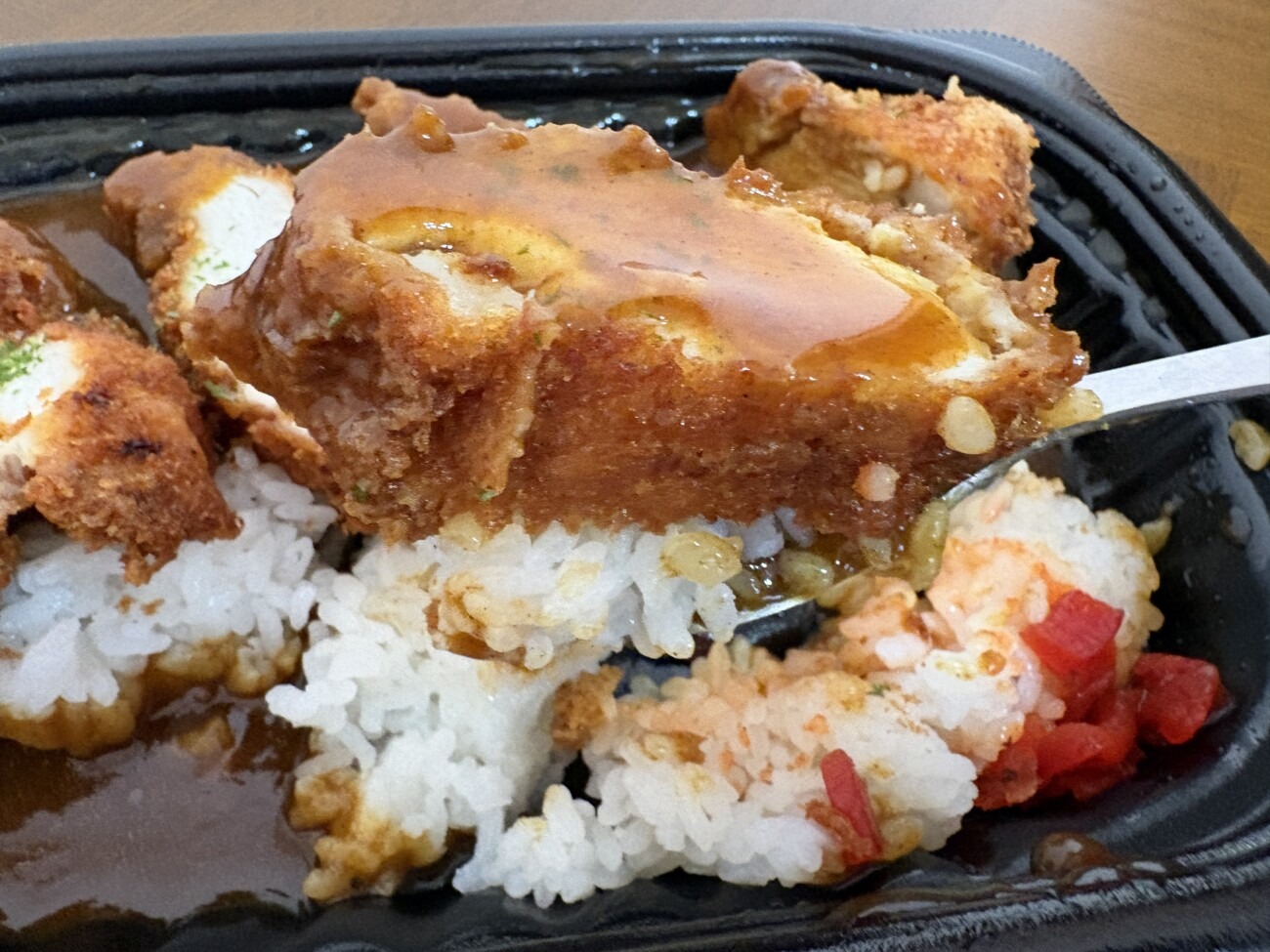 お肉屋さんの大きなチキンカツカレーのチキンカツとご飯