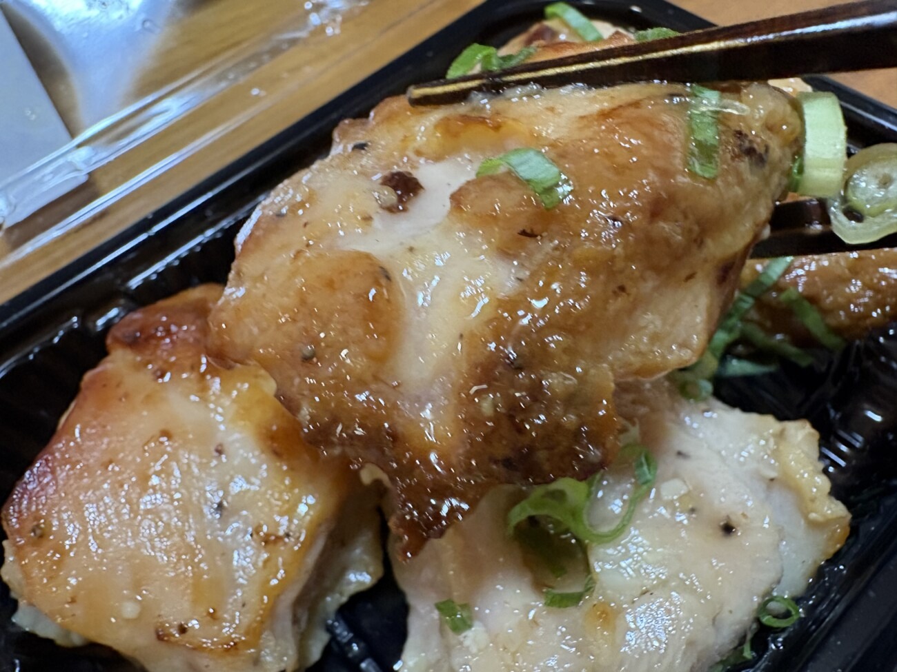 塩だれのおつまみ焼き鳥を箸で持ち上げたところ