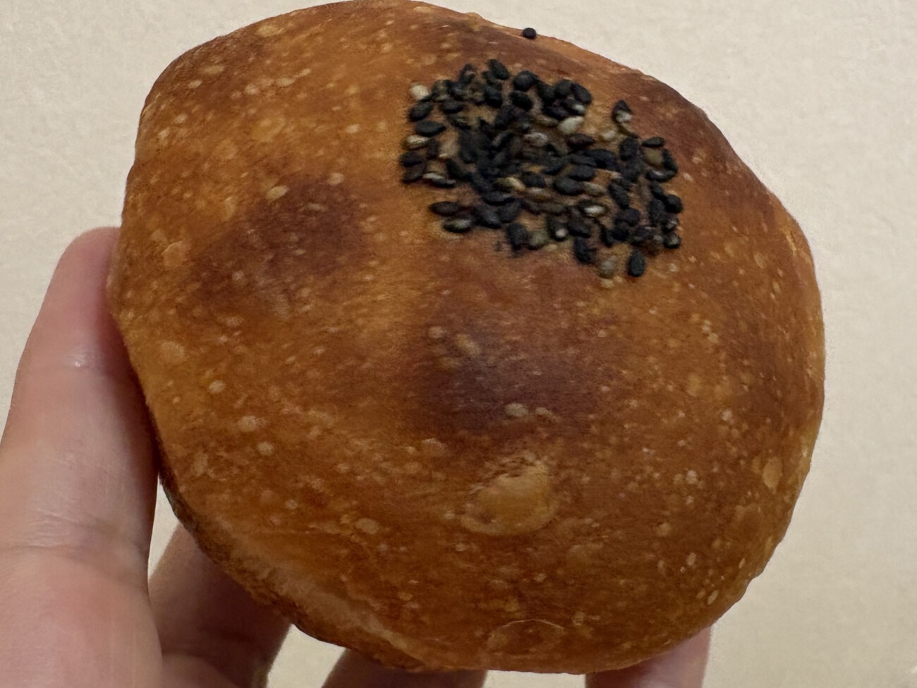 稲美町 パン工房りとは 黒ごまをのせたあんぱん