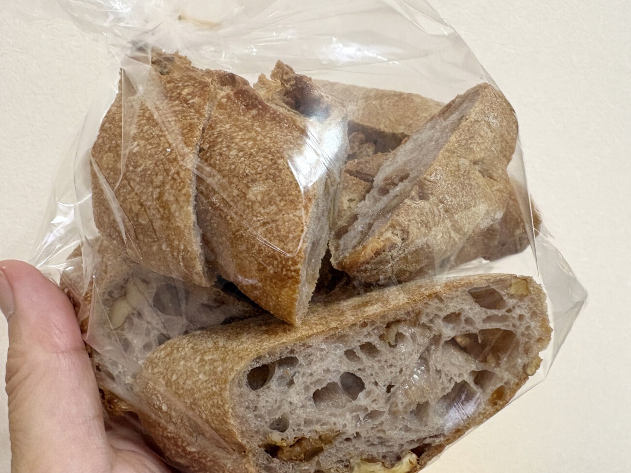 稲美町 パン工房りとは カットしてもらったクルミバゲット