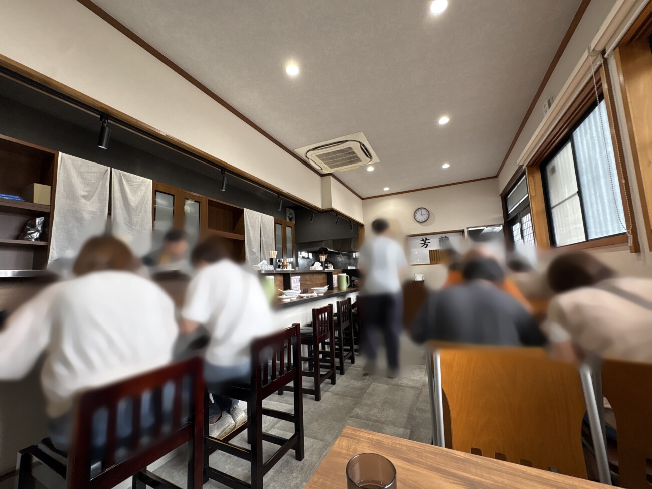 お昼どきにお客さんで賑わうラーメン芳蘭の店内