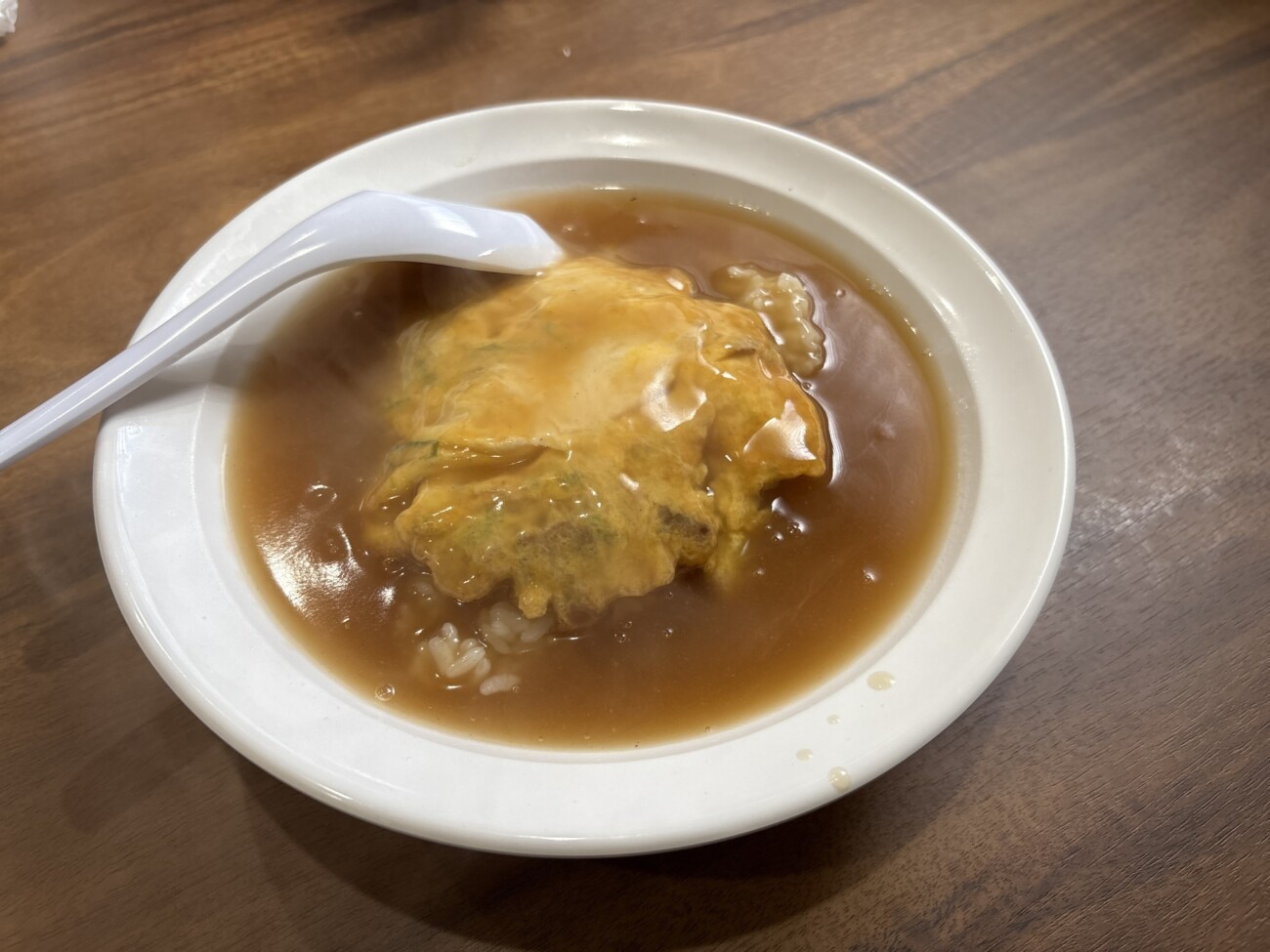 ラーメン芳蘭の天津飯 ふわふわの玉子に醤油ベースのあん