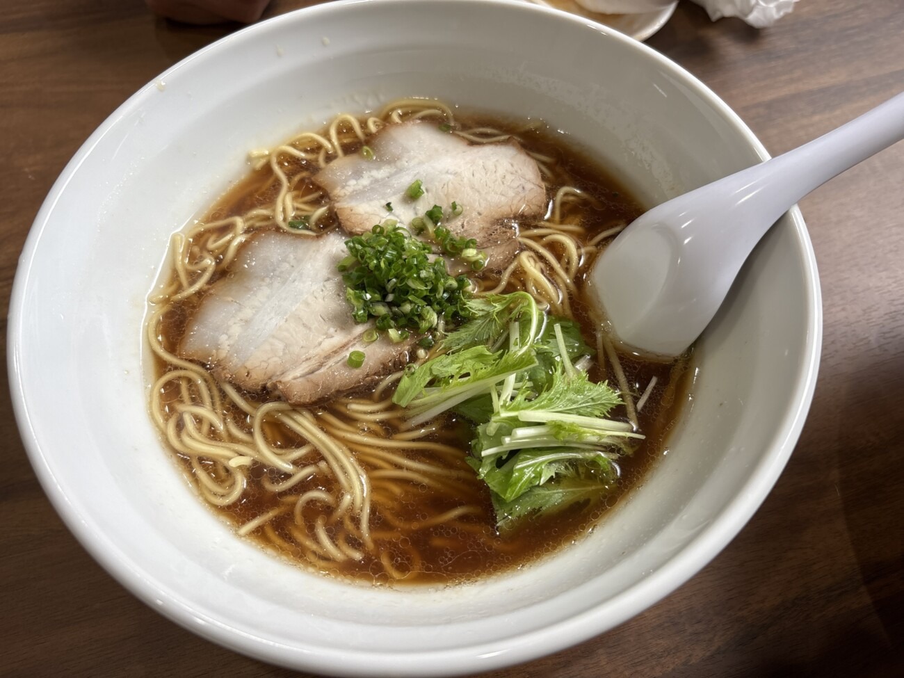 ラーメン芳蘭の定番しょうゆラーメン チャーシュー・ねぎ・水菜のせ