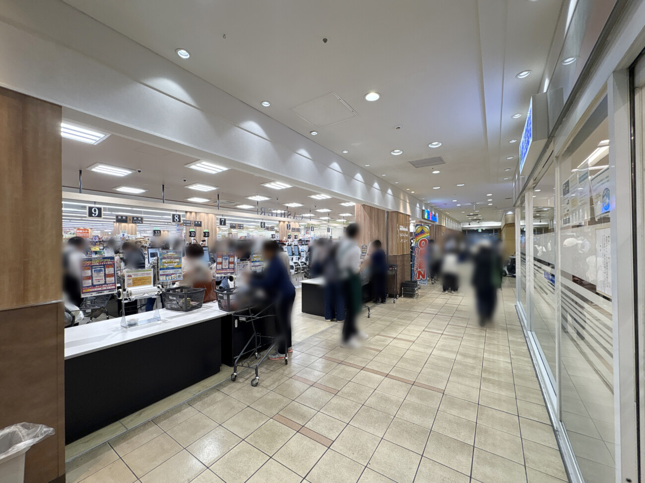 スーパーマルハチ加古川店 レジ前