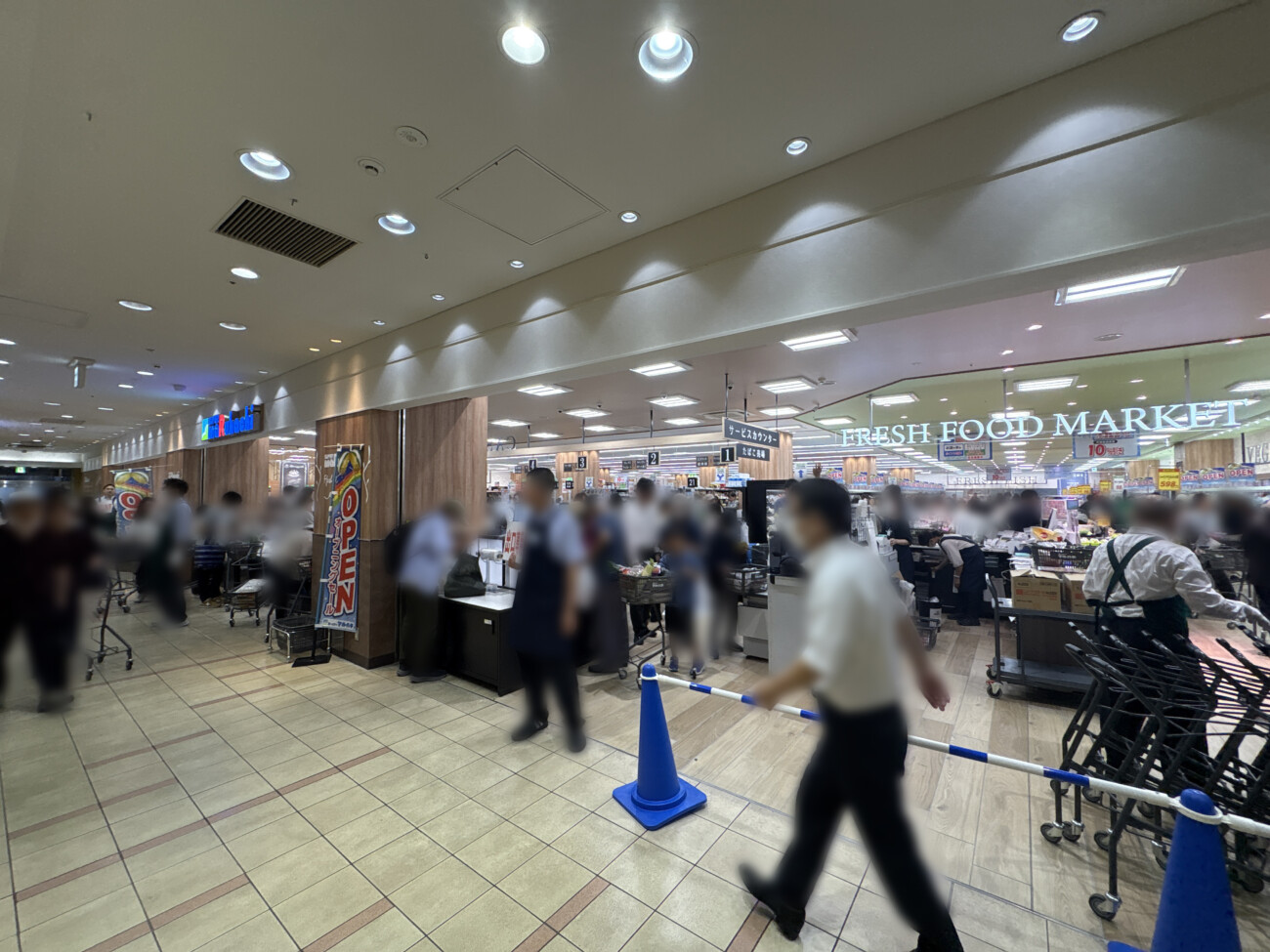 スーパーマルハチ加古川店 賑わう店内、レジの長蛇の列