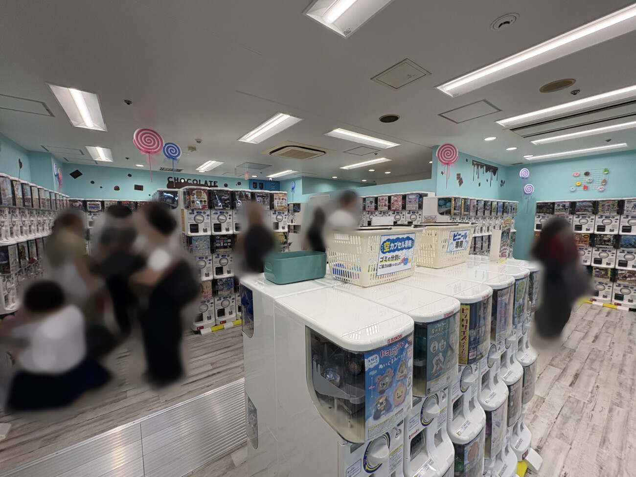 CAPSULEPOP 1階店舗 賑わう店内