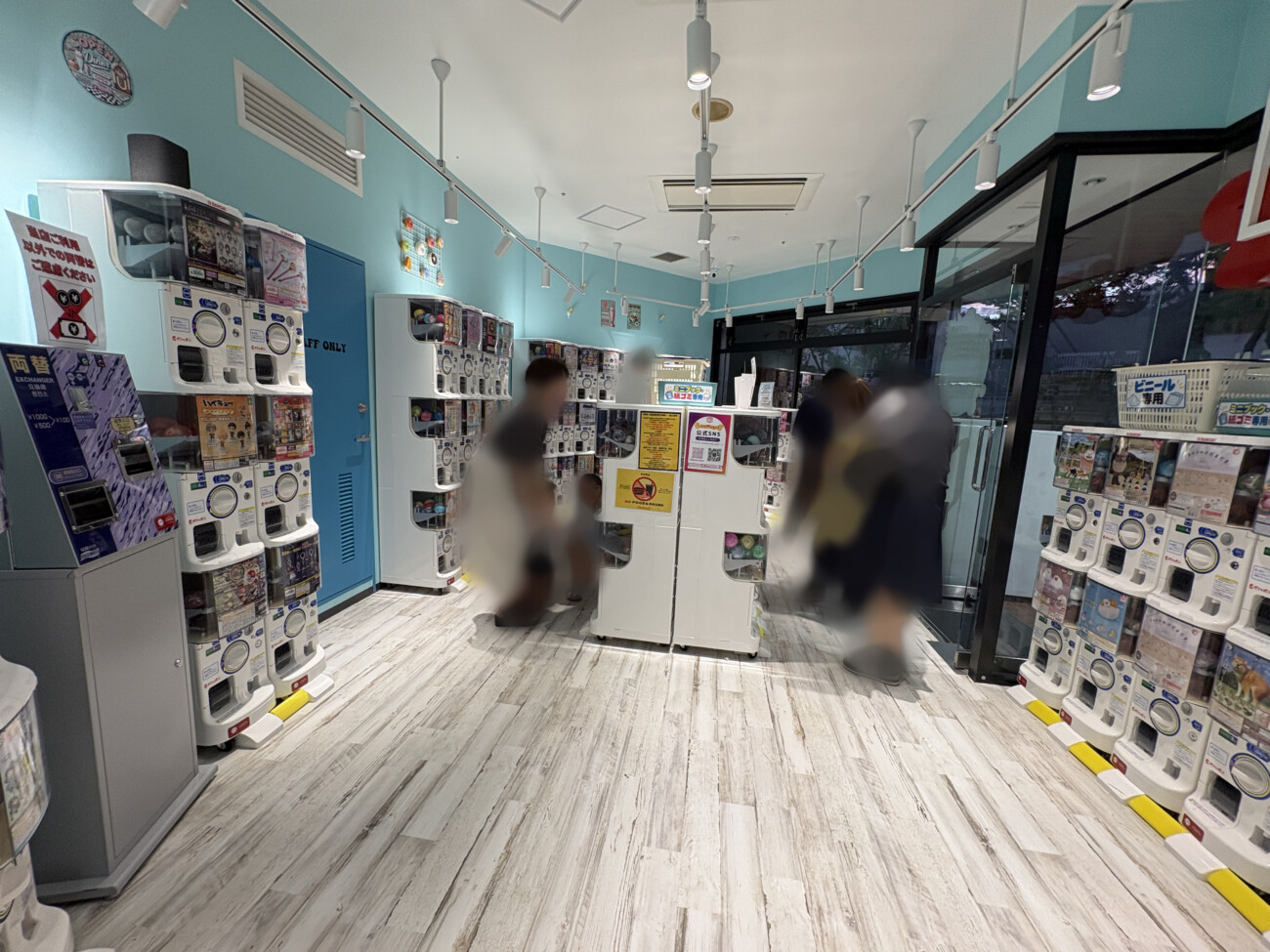 CAPSULEPOP 2階店舗 賑わう店内