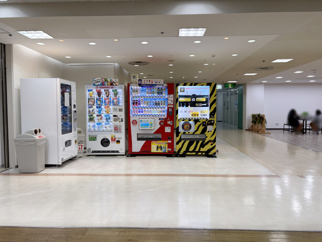 カピル21ビル5階の自動販売機コーナー(阪神タイガースガチャCANを含む)