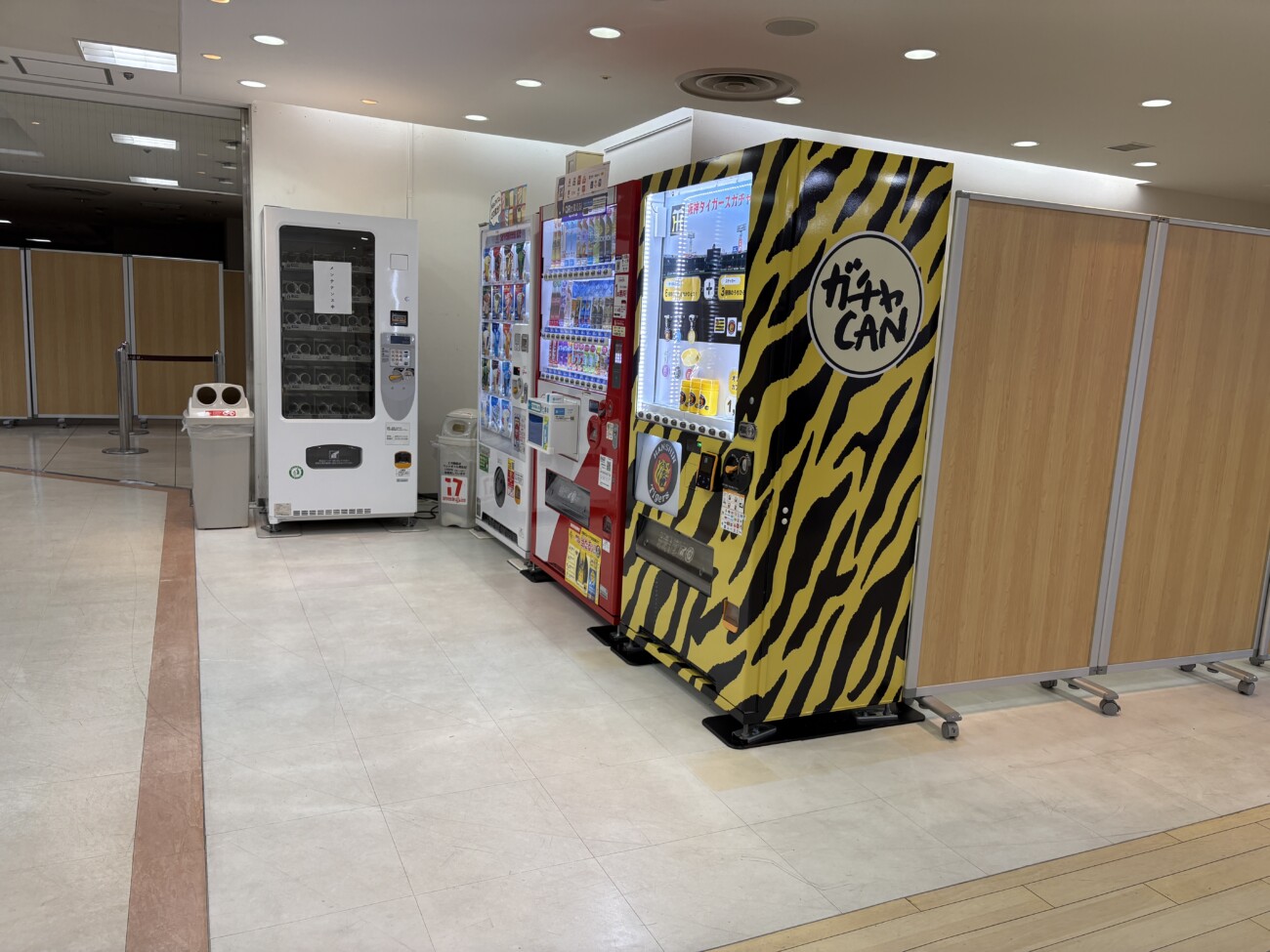 阪神タイガースガチャCAN 自販機 側面