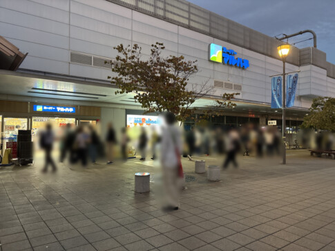 スーパーマルハチ加古川店 オープン初日夕方、入口前の行列