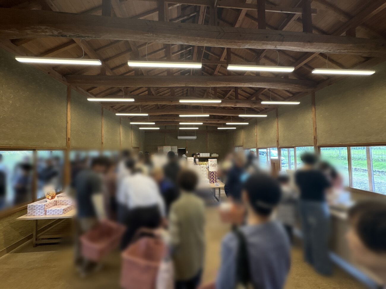 播磨屋本店 生野総本店 お客さんでいっぱいの店内