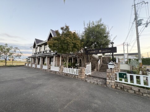 Fplus Wellness Salon（エフプラス）の店舗外観 レンガ造りの洋館風の建物（加古川町大野）