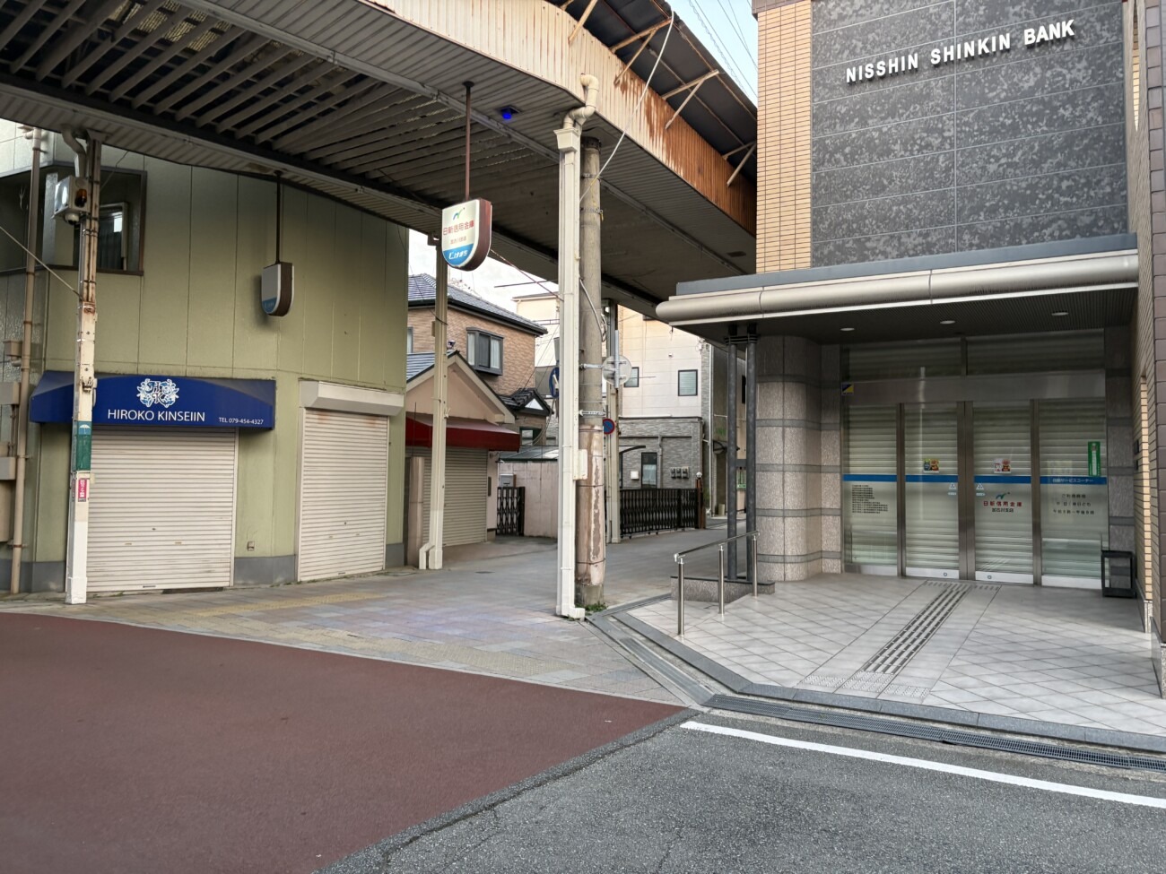 日新信用金庫 加古川支店南側の寺家町商店街通り
