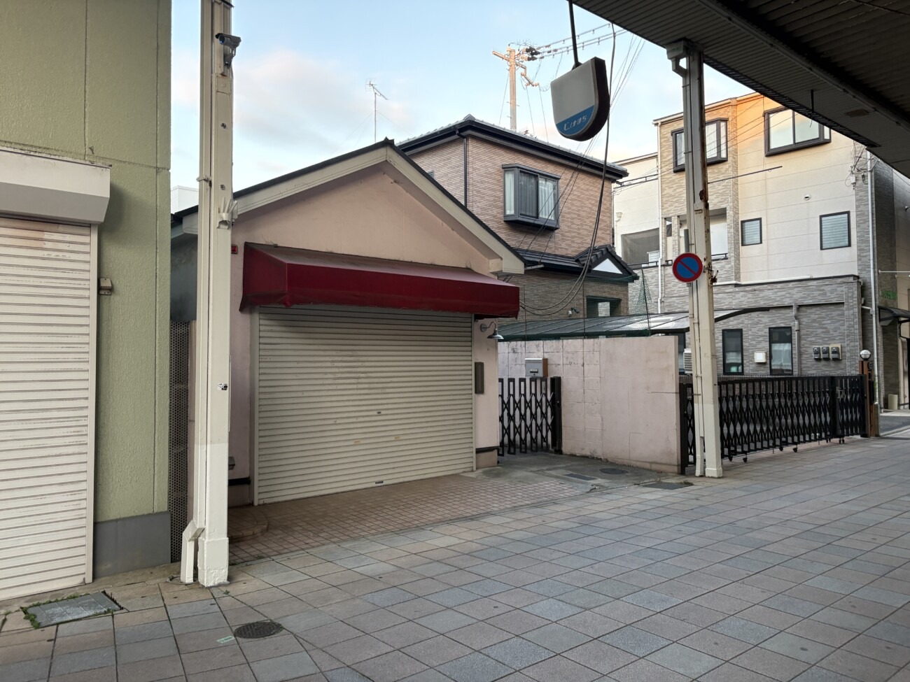 Niksen Huis（ニクセンハウス）の店舗外観 赤いテントのある平屋の建物（加古川町寺家町）
