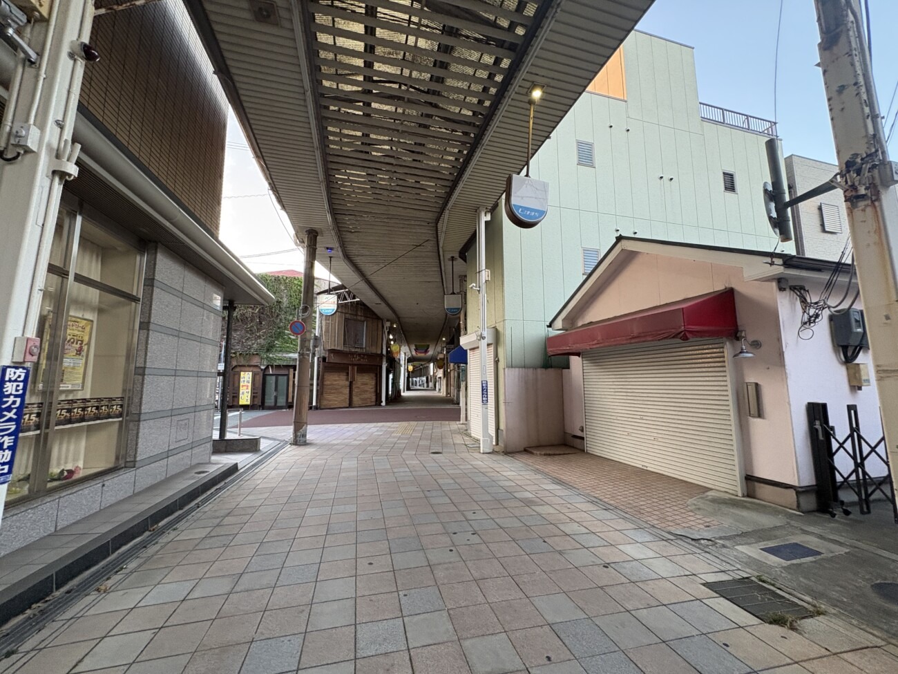 アーケードのある寺家町商店街から見たNiksen Huis（ニクセンハウス）の店舗