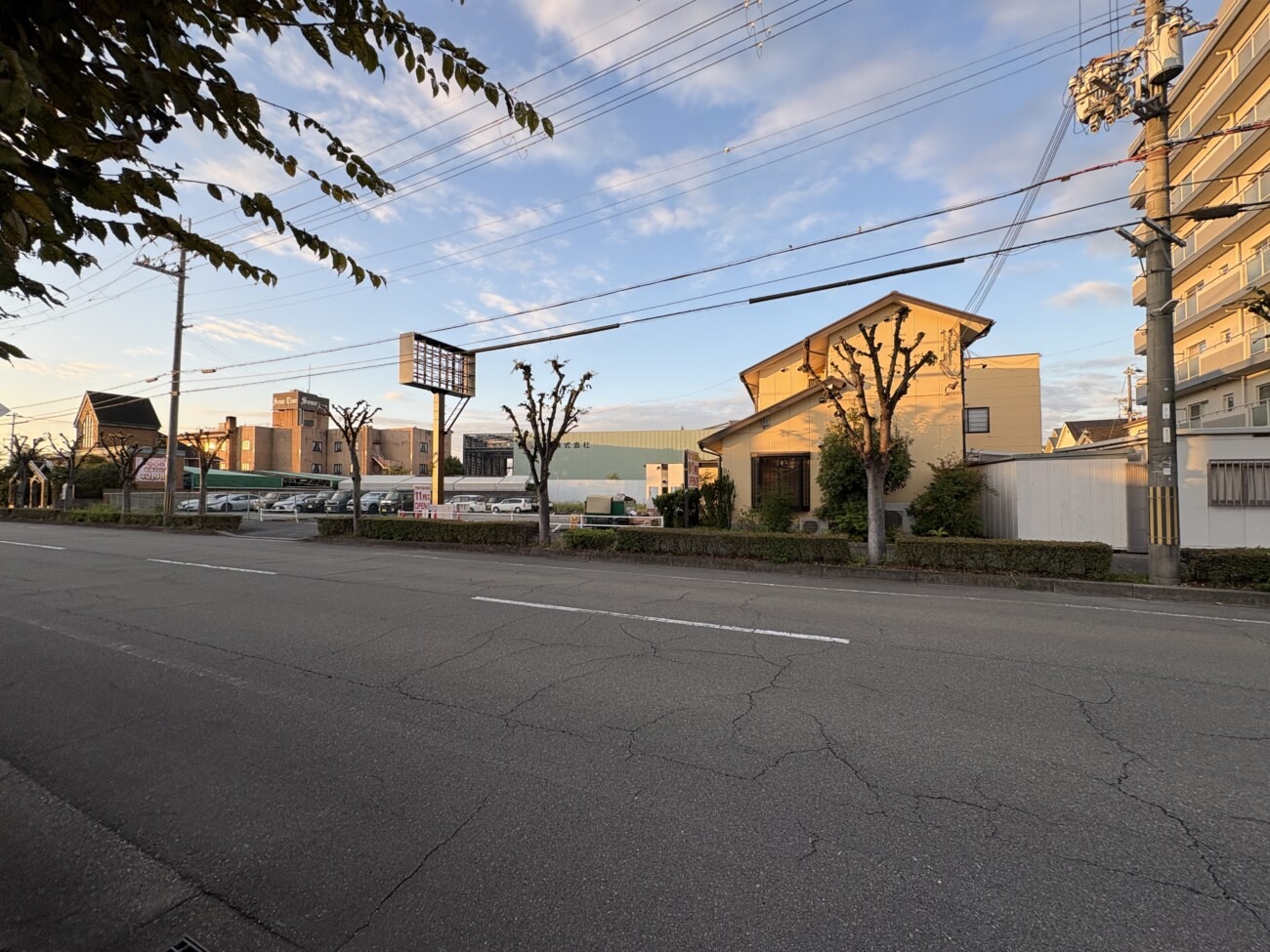 中央幹線から見たtontonboo加古川店の敷地 Hotel Some Timeの西側