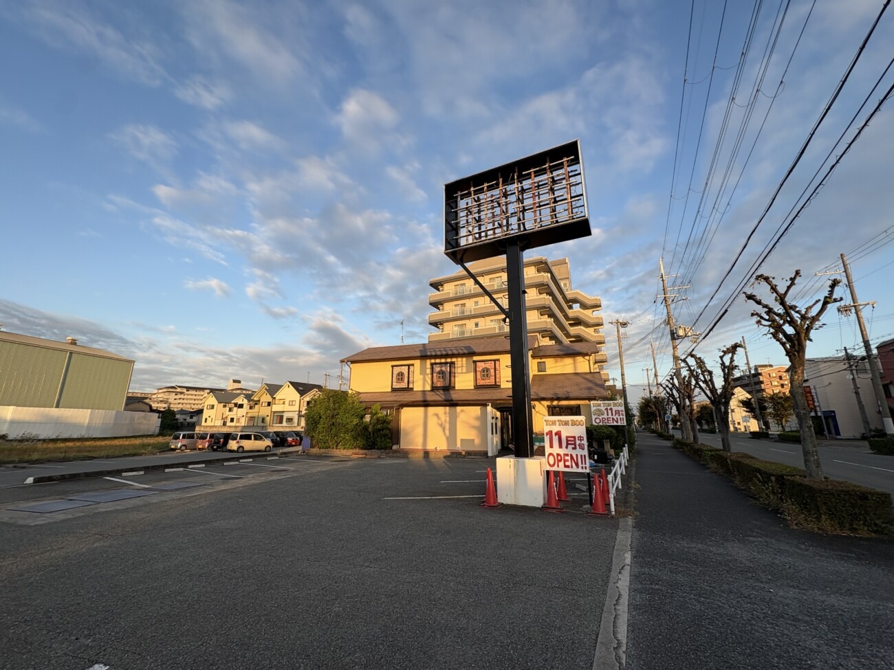 tontonboo(トントンブー)加古川店の店舗外観と「11月中旬OPEN!!」の看板(加古川市野口町良野)