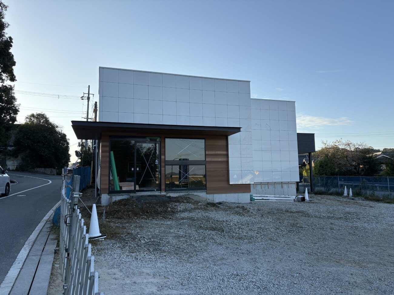 繁本精肉店 小野樫山店の新店舗 東側正面の外観（小野市樫山町）