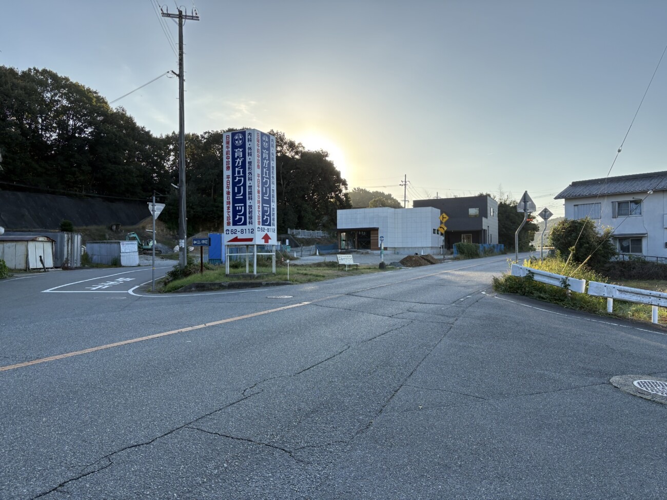 育ヶ丘クリニックの看板付近から見た繁本精肉店 小野樫山店の新店舗