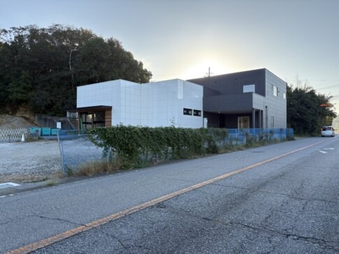 県道沿いに建つ繁本精肉店 小野樫山店の新店舗