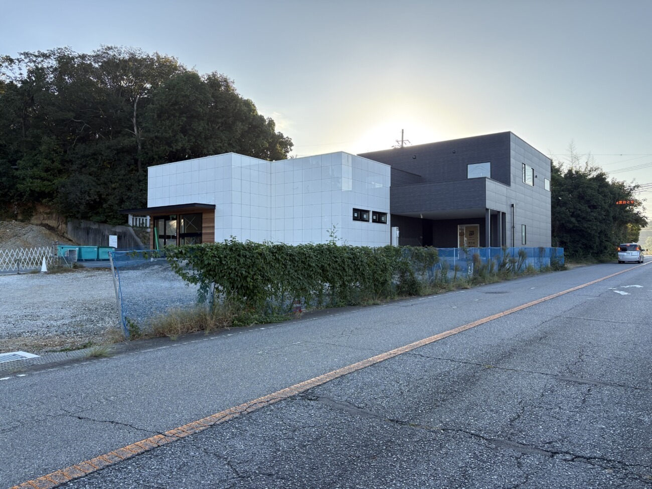 県道沿いに建つ繁本精肉店 小野樫山店の新店舗
