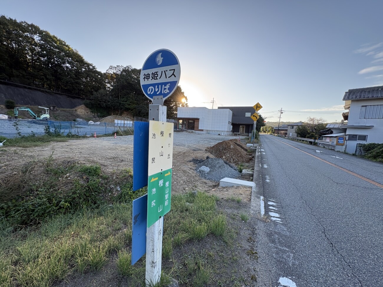 繁本精肉店 小野樫山店の前にある神姫バスの樫山停留所