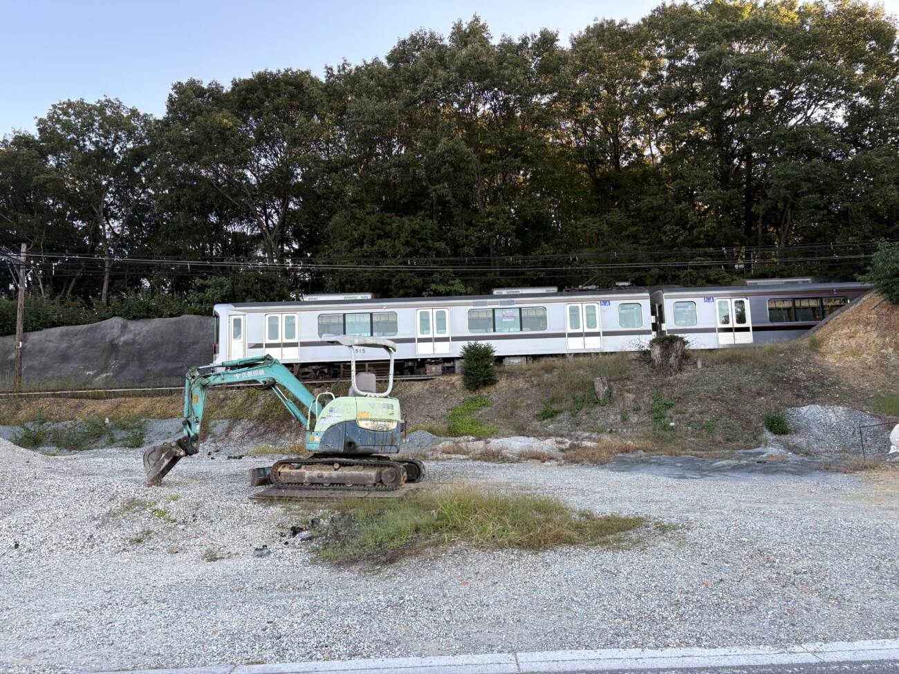繁本精肉店 小野樫山店の裏手を走る神戸電鉄粟生線の電車
