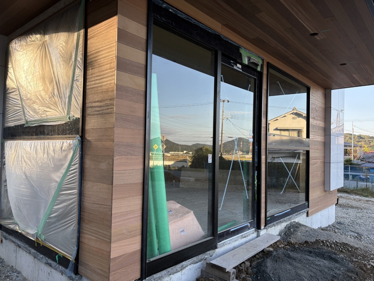 繁本精肉店 小野樫山店の店舗入り口 ガラス窓に養生シートが貼られた工事中の様子