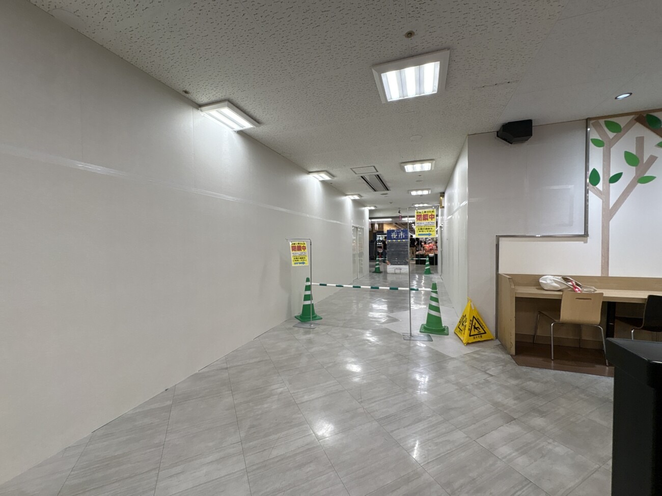 白い仮囲いで閉鎖されたイオン加古川店1階の旧マクドナルド跡区画
