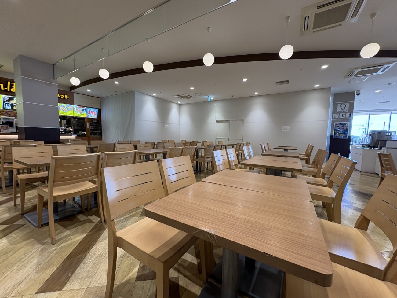 丸亀製麺の出店予定場所 白い壁で囲われたニッケパークタウン2階フードコートの区画