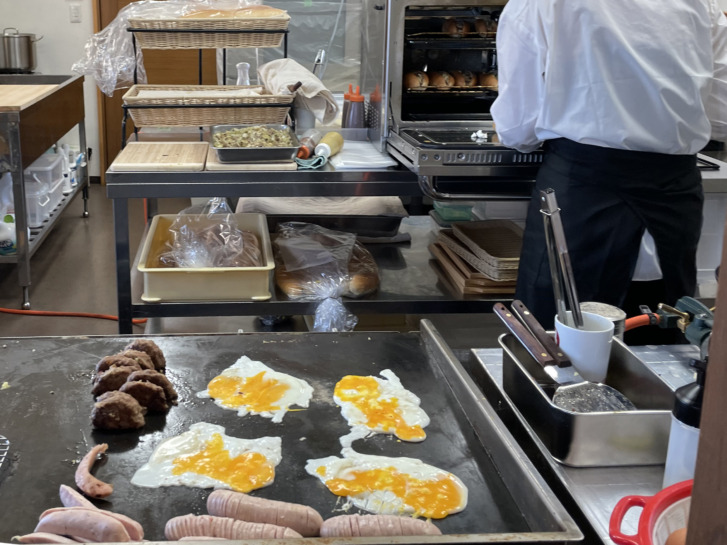 今屋のハンバーガー兵庫 鉄板で調理中のハンバーグと目玉焼き